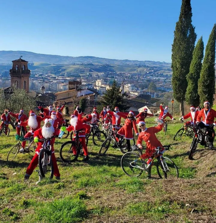 Domenica 11 dicembre. arriveranno i «Babbi Natale» in bicicletta de «La Rotonda»
