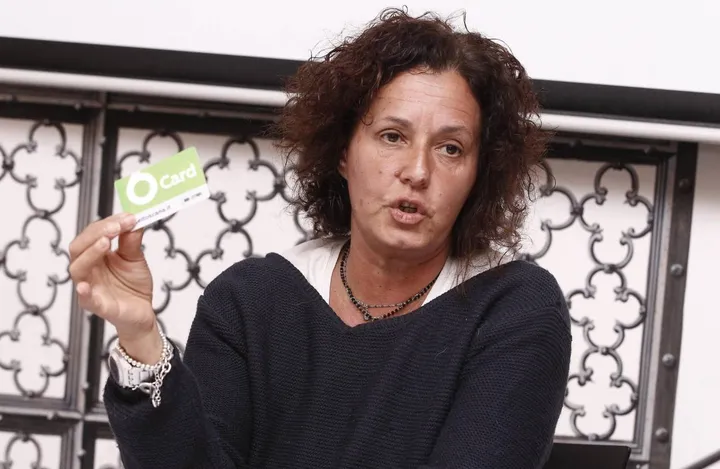 L’assessore all’Ambiente, Silvia Buzzichelli, mostra la 6Card