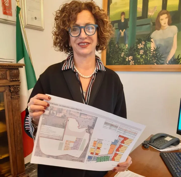 Il sindaco Angela Bagni con i progetti dei due asili nido