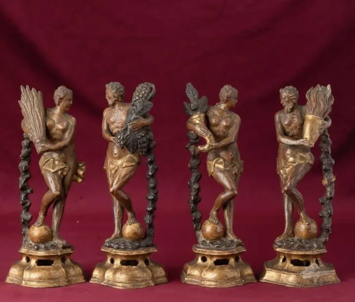 Le quattro piccole sculture raffiguranti le quattro stagioni