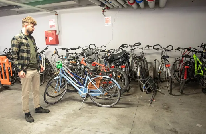 Nel magazzino comunale fra gli oggetti smarriti ci sono diverse bici (. foto archivio