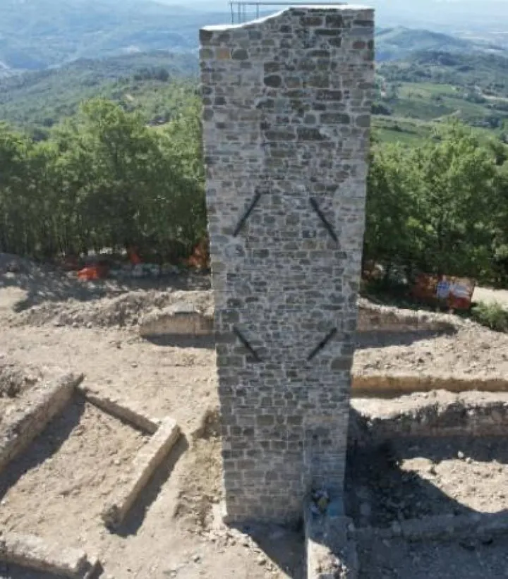 I resti dell’antico castello venuto alla luce durante la ristrutturazione di Torre di Belfiore