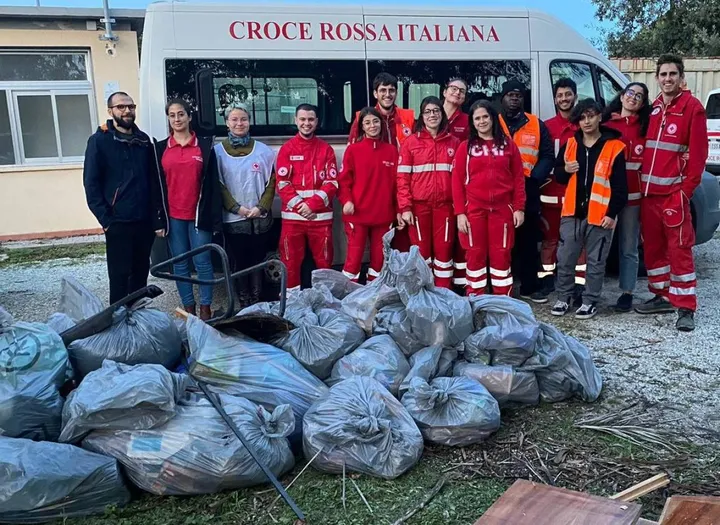 I volontari della Croce Rossa e alcuni cittadini che hanno aderito al progetto di pulizia del quartiere Cep