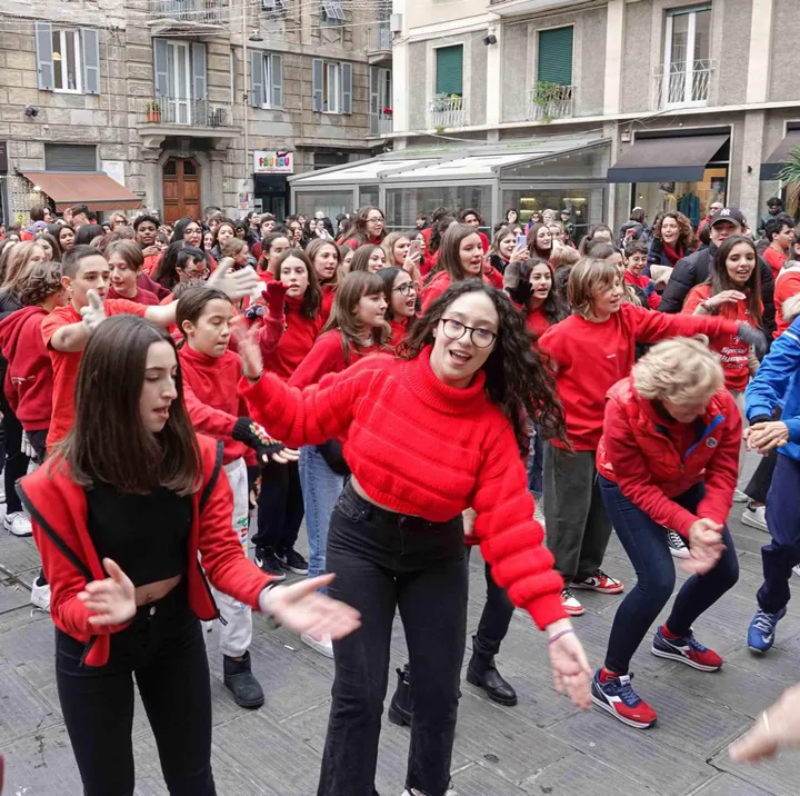 Un momento del flash mob organizzato in Piazza del Bastione