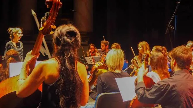 L’Unconventional Orchestra di Amat domani sera sul palco dei Rinnovati per ’La bella Magelone’