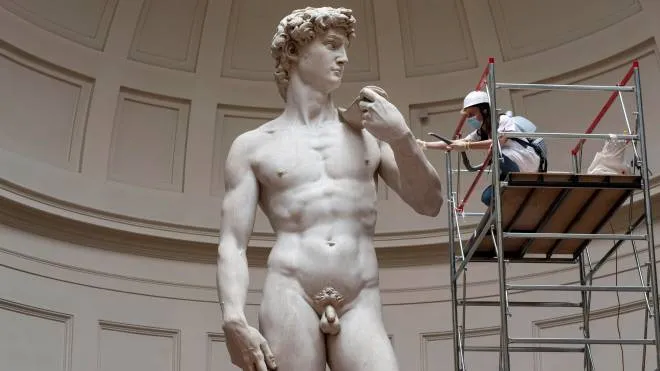 Una restauratrice effettua una spolveratura del David di Michelangelo per la prossima apertura del museo . 27 Maggio 2020 Firenze
ANSA/CLAUDIO GIOVANNINI