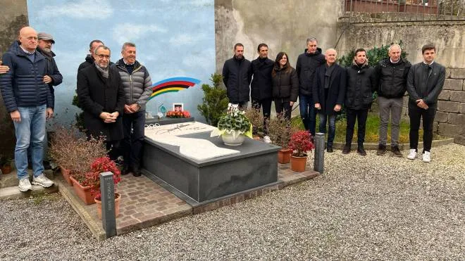 Il gruppo presso la tomba di Franco Ballerini a Casalguidi