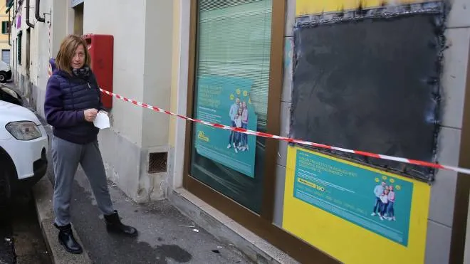 PRESSPHOTO Firenze  esploso bancomat all'ufficio postale di Ponte a Ema, Cinque uomini mascherati fuggono con una grossa auto a tutta velocità. Foto Marco Mori/New Press Photo
