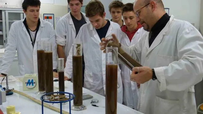 Un laboratorio in un istituto tecnico: le scuole aretine spiccano nell’indice di occupazione dopo il diploma