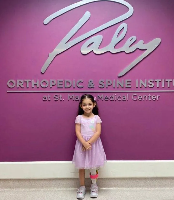 La piccola Thalia fotografata dalla mamma all’uscita dell’istituto di ortopedia dove era ricoverata