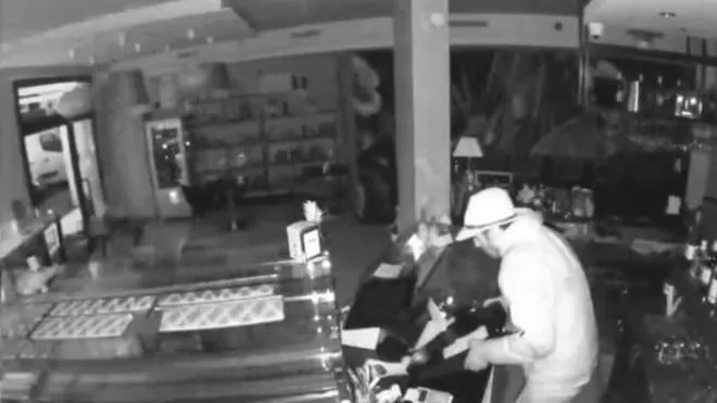 Un fermo immagine della telecamere di sicurezza del locale: il ladro ha agito a volto scoperto