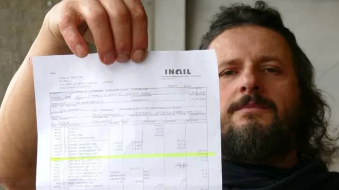 Franco Testi, 59 anni, mostra la sua ultima busta paga: zero euro