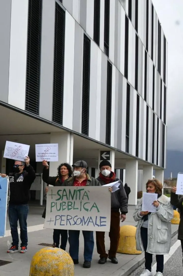 Una manifestazione di protesta davanti al nuovo ospedale delle Apuane