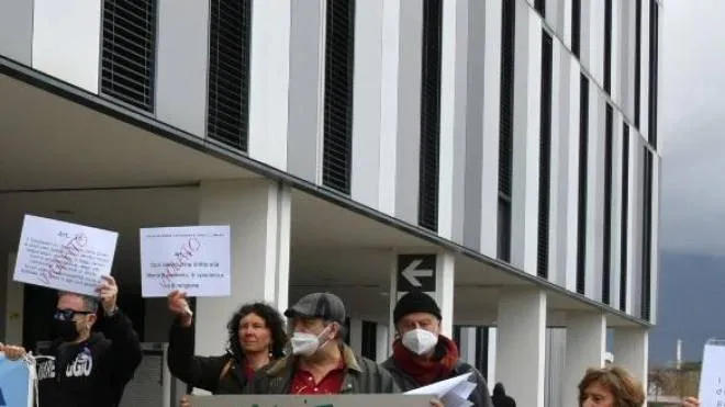 Una manifestazione di protesta davanti al nuovo ospedale delle Apuane