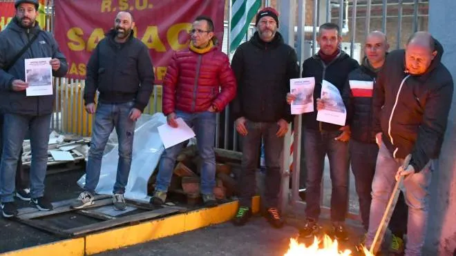 La protesta degli operai Sanac che non si arrendono e continuano a lottare