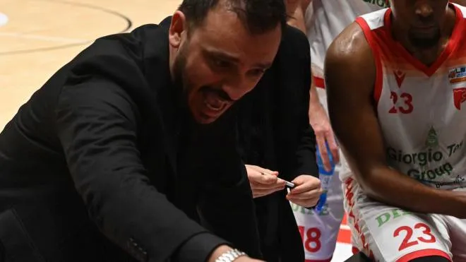 La grinta di coach Nicola Brienza durante un time-out (foto Castellani)