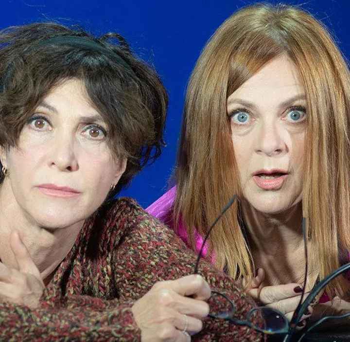 Maria Amelia Monti e Marina Massironi in una scena de ’Il marito invisibile’ che andrà in scena domenica al teatro Verdi di Santa Croce sull’Arno