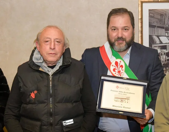 Il presidente del Quartiere 2, Michele Pierguidi, consegna la targa a Maurizio Romei, presidente della Settignanese
