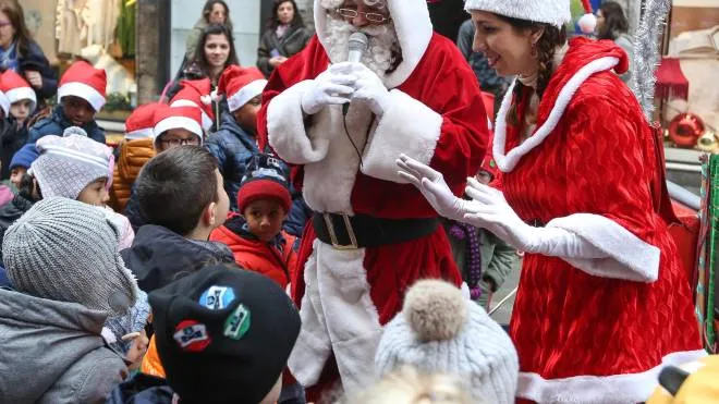 Babbo Natale fa divertire un gruppo di bambini