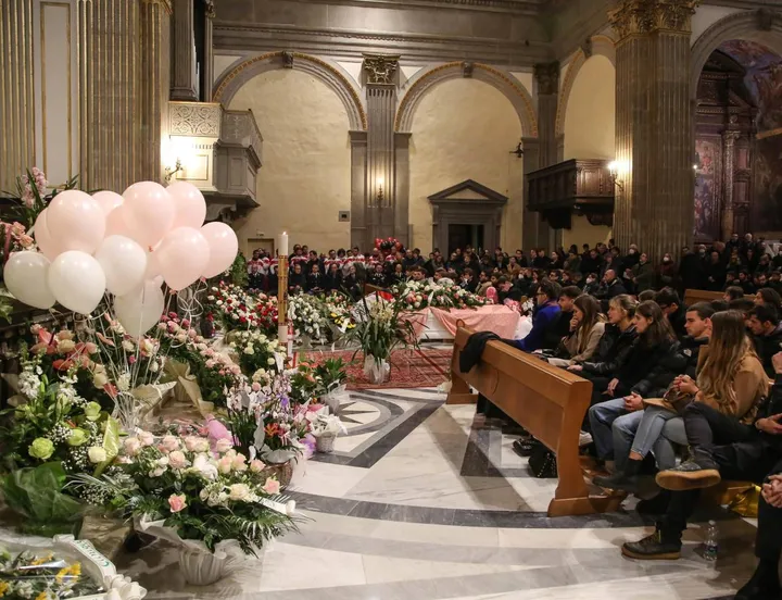 Folla e commozione, nel duomo di Città di Castello, per i funerali di Natasha e Gabriele (. Fotoservizio Crocchioni