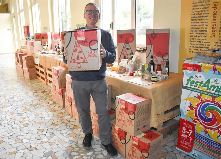 Angelo Gentili mostra alcune delle confezioni regalo con i cibi genuini