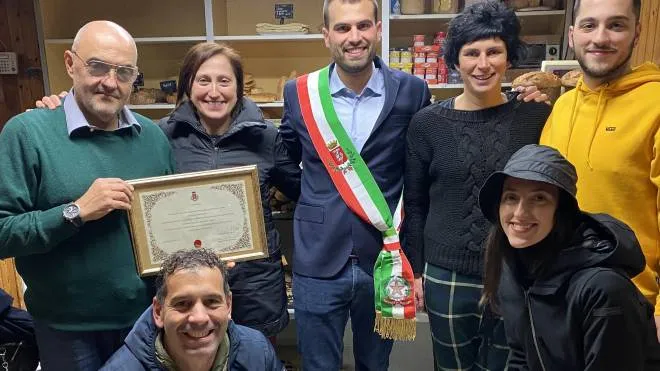 I titolari del forno Masetti ricevono la targa dal sindaco e dagli altri amministratori