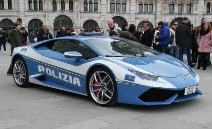 La Lamborghini della Polizia di Stato stamani sarà in piazza Nassiriya