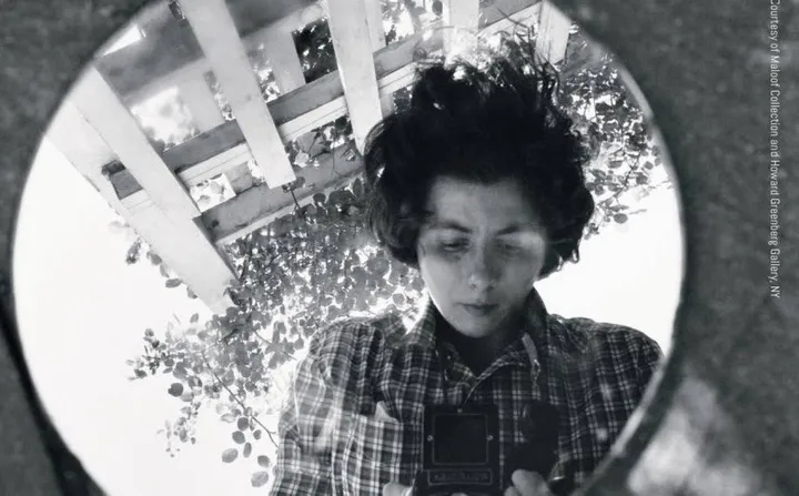 Uno dei 93 autoritratti della fotografa Vivian Maier che saranno in mostra da giovedì nella sala Sant’Ansano del Santa Maria della Scala