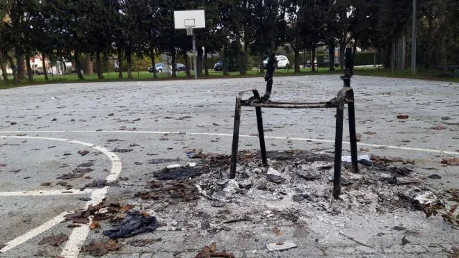 La sedia incendiata domenica notte al campetto da basket di via Bernini