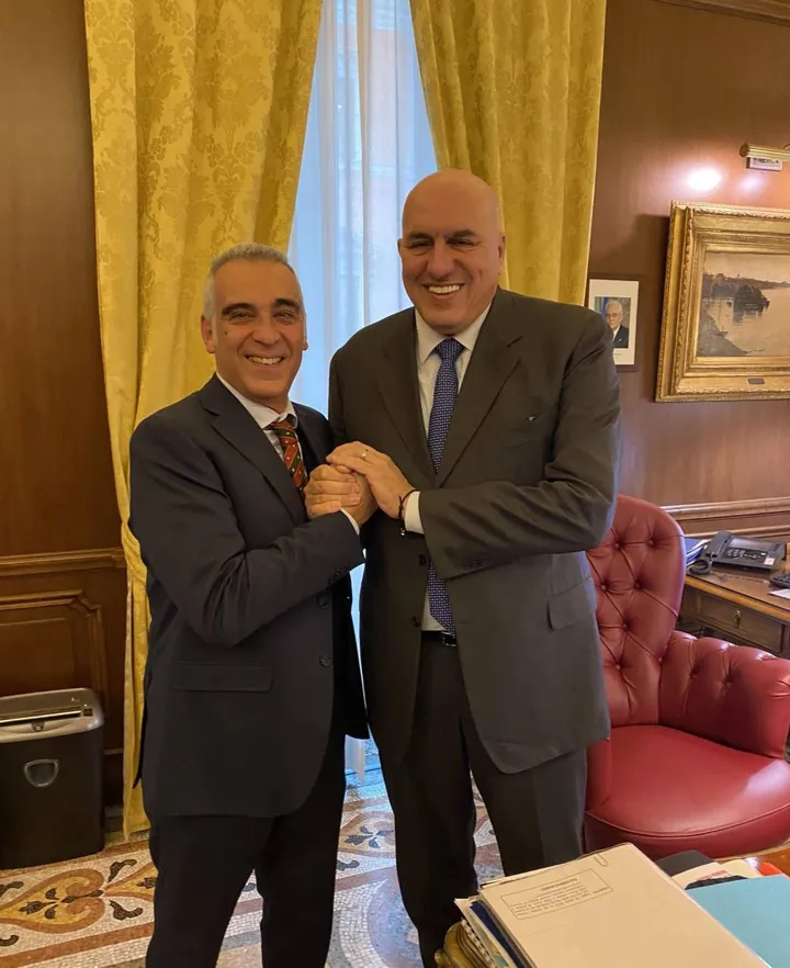 Il consigliere regionale di Fratelli d’Italia Diego Petrucci , con il ministro della Difesa Guido Crosetto