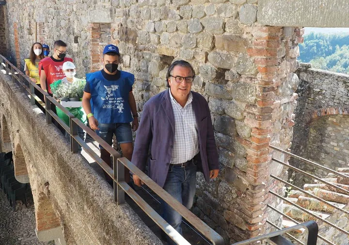 Il sindaco di Mulazzo, Claudio Novoa, durante una visita al Castello di Lusuolo