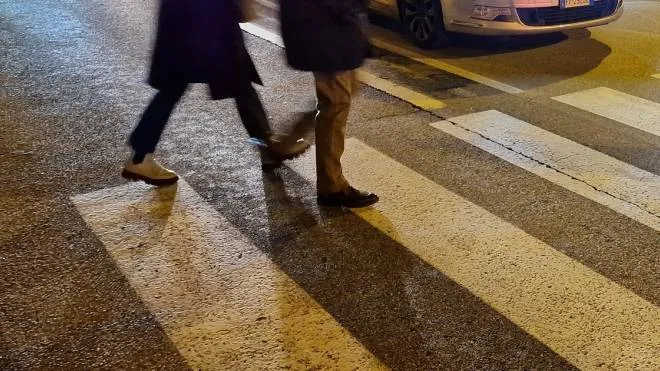 Due pedoni mentre attraversano la strada sulle strisce pedonali in piazza Garibaldi (Acerboni/fotoCastellani)