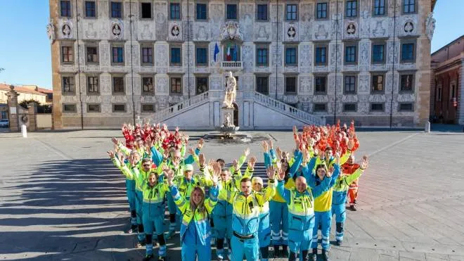 Volontari in piazza Cavalieri (. foto Del Punta/Valtriani. ) in basso la copertina di Caligaris
