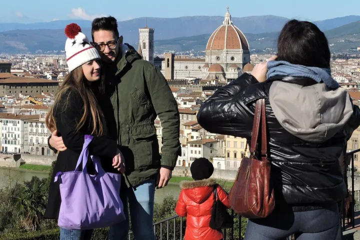 PRESSPHOTO Firenze  turisti, innamorati, baci, natale