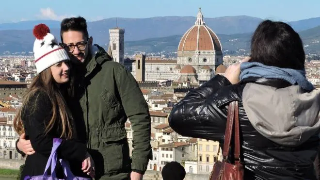 PRESSPHOTO Firenze  turisti, innamorati, baci, natale