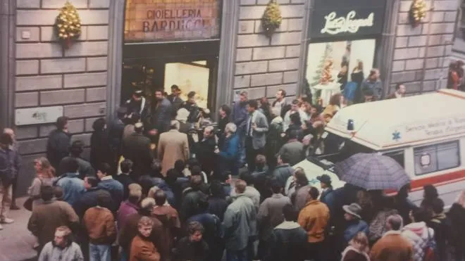 Domenica 20 dicembre 1992: la folla davanti alla gioielleria Barducci dopo la tragedia