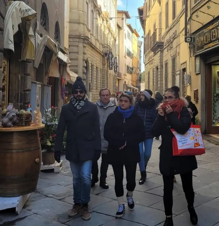 Gente per le strade del centro storico di Cortona