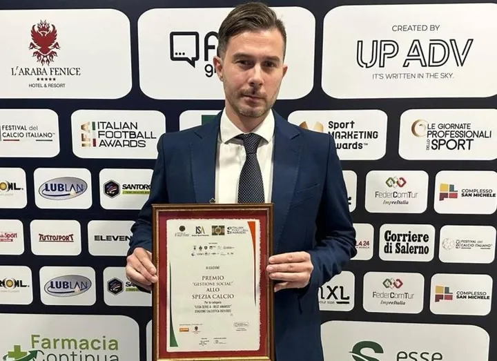 Gianluca Parenti mostra con orgoglio il riconoscimento consegnato allo Spezia Calcio