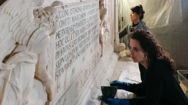 Una fase del restauro sulla tomba di Ugo di Toscana all’interno della Badia Fiorentina in via del Proconsolo