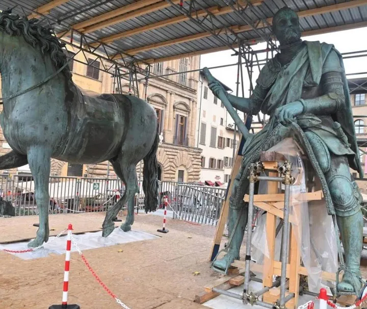ll cantiere di restauro del monumento a Cosimo I in piazza della Signoria