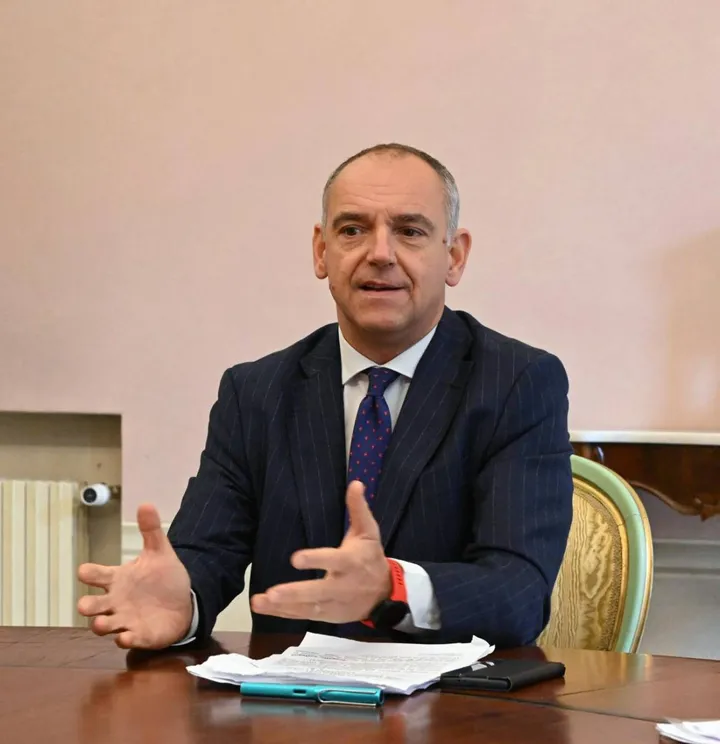 Il sindaco di Capannori Luca Menesini spiega i dettagli dell’operazione