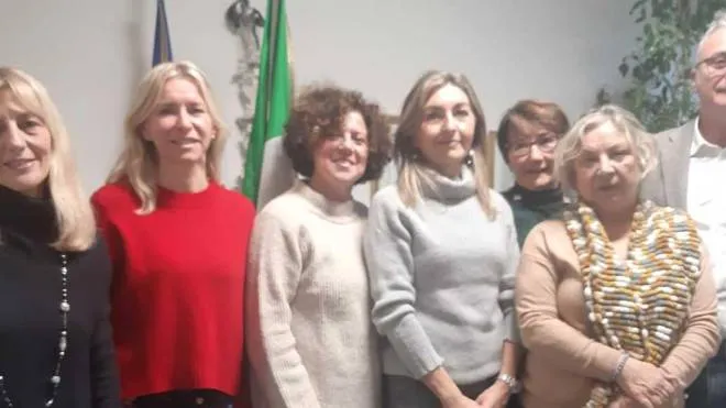 A sinistra la dirigente scolastica Francesca Paola Bini insieme ai docenti dei due nuovi percorsi