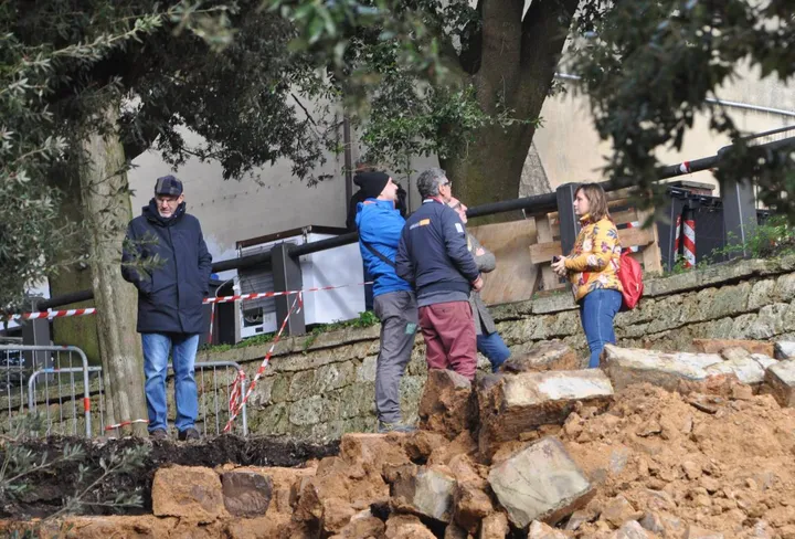 Il sindaco Marcello Giuntini durante il sopralluogo svolto ieri mattina nella zona del crollo delle antiche mura di Massa Marittima