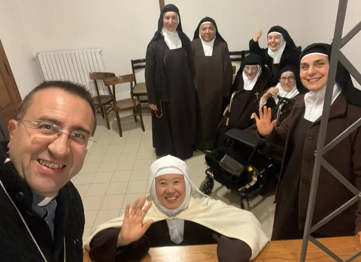 Andrea Migliavacca in uno dei suoi incontri: qui è con le Carmelitane del monastero di Arezzo