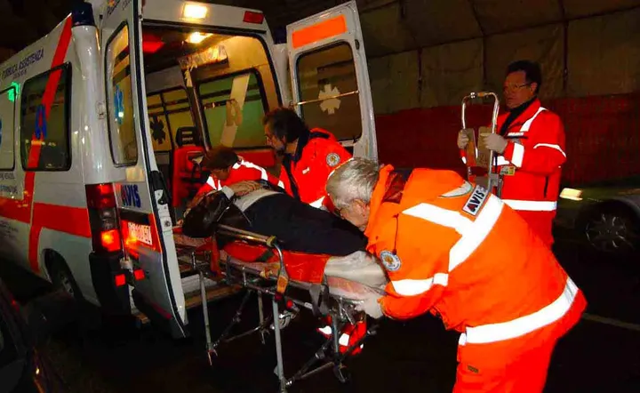 Un’ambulanza del 118 con medico a bordo. Sul lungo dell’incidente, in piazza XX Settembre a Poggio a Caiano, erano intervenuti anche i vigili del fuoco di Prato