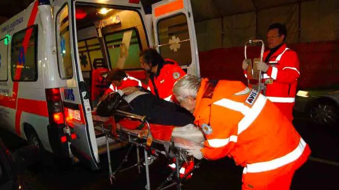 Un’ambulanza del 118 con medico a bordo. Sul lungo dell’incidente, in piazza XX Settembre a Poggio a Caiano, erano intervenuti anche i vigili del fuoco di Prato