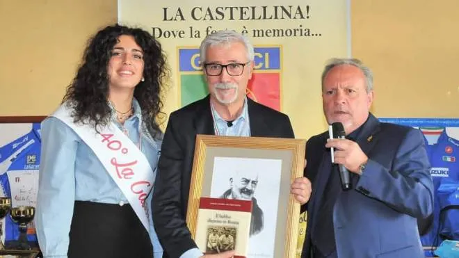 A dx Maurizio Collkigiani premio Andrea Vezzosi presidente del C.P. di Prato di ciclismo