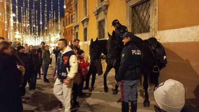 Il passaggio in centro della Polizia a cavallo