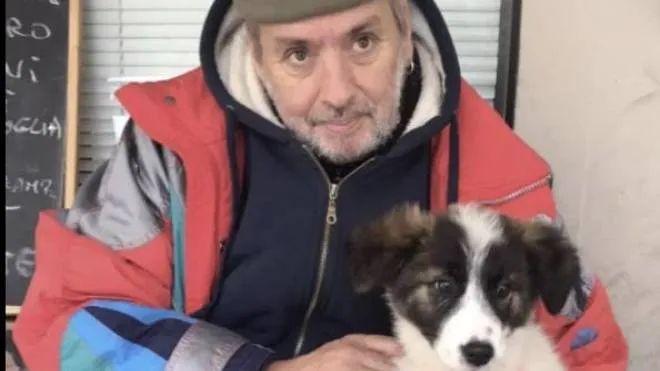 Tiziano Birra con il suo cane: grande paura per i sassi contro la roulotte dove dorme