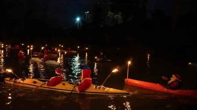 La ’carovana’ natalizia sul fiume, illuminata dalle torce